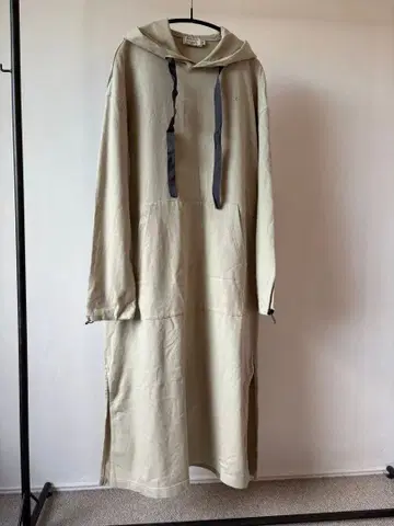 KITSUNE 여우 후드 부착 베이지 롱 원피스