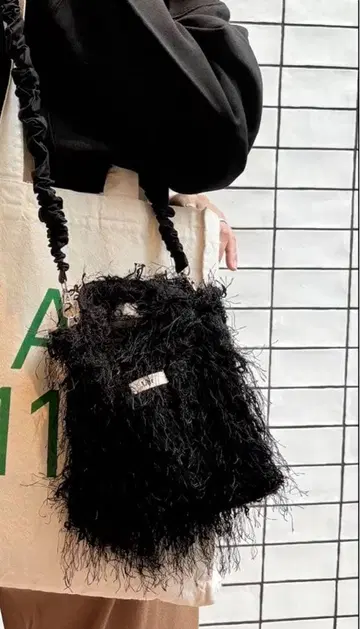 이에나팬 Uhr SUi shaggy Mini ShoulderBag