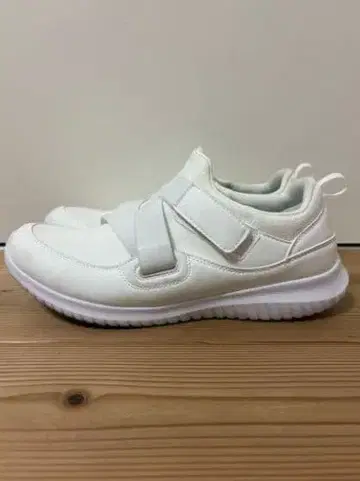 화이트 스트랩 스니커즈