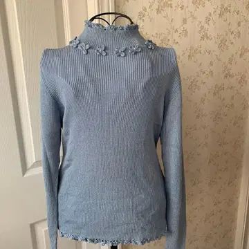 갤러리 비스콘티 라이트 블루 꽃 모티브 하이넥 스웨터