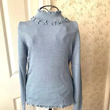 갤러리 비스콘티 라이트 블루 꽃 모티브 하이넥 스웨터