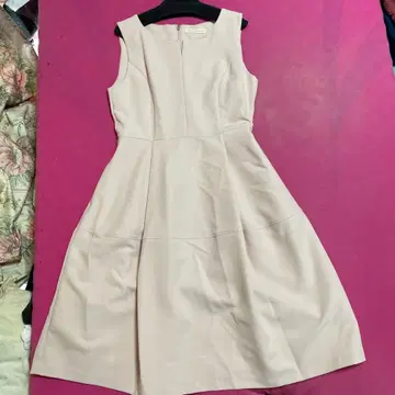 REGINA RISURRE 슬리브리스 무릎 기장 원피스 베이지