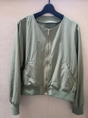 올리브 그린 집업 자켓