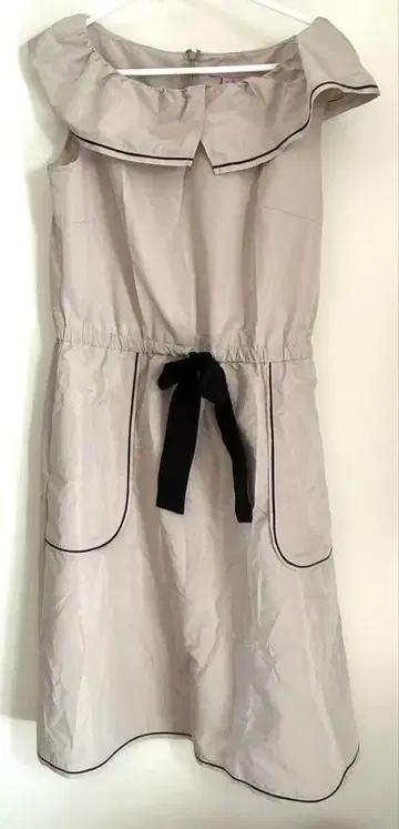 베이지 슬리브리스 원피스