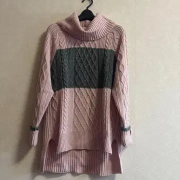 핑크와 그레이의 터틀넥 니트 갤러리 비스콘티