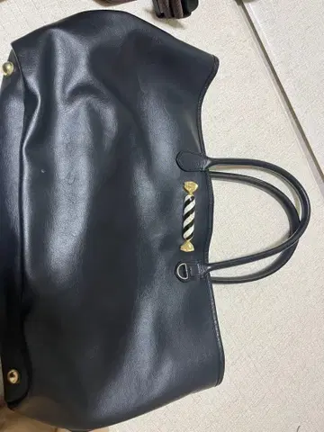 블랙 토트백 스트라이프 금장 장식 큐포트