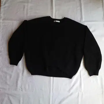 VICKY 블랙 변형 슬리브 니트