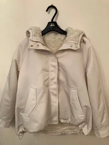 화이트 후드 부착 보아 자켓