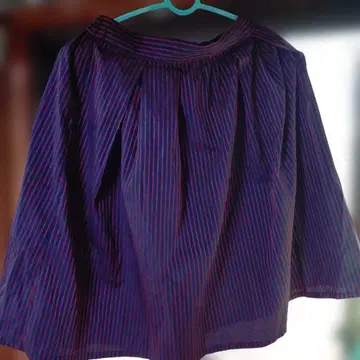 네이비와 빨간색 스트라이프 플레어 스커트