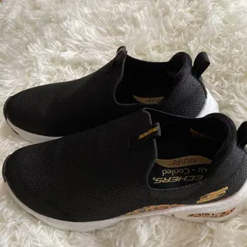 Skechers 블랙 슬립온 스니커즈