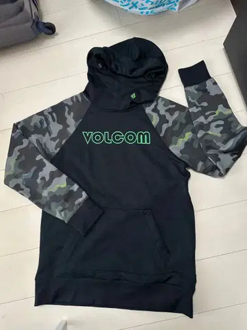 volcom 볼컴 블랙 카모 패턴 후드티