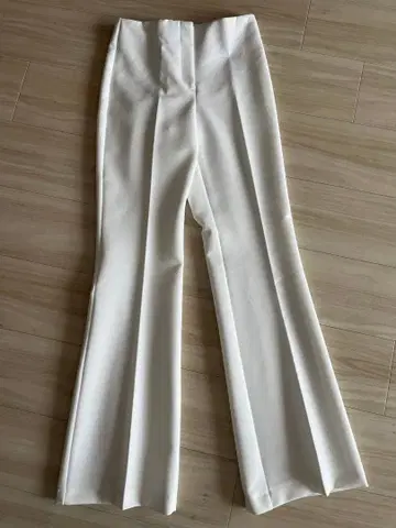 [ 새상품 ] ZARA 화이트 플레어 팬츠