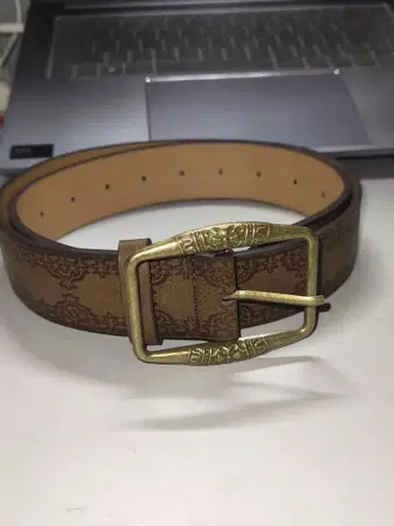 엠보싱 가공 브라운 벨트