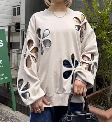 [ HELLO.SANFRANCISCO ] 플라워 컷 아웃 오버 맨투맨