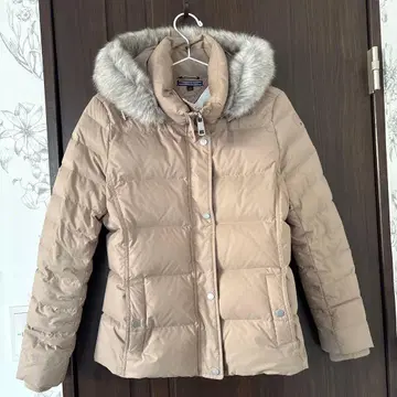 TOMY HILFIGER 퍼 후드 다운 자켓 베이지색