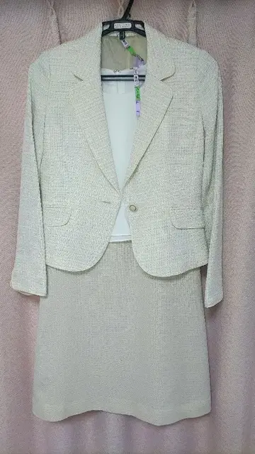 크림색 트위드풍 스커트 수트