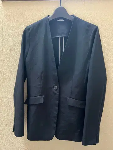 네이비 컬러 싱글 버튼 슬림핏 자켓