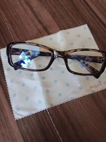 브라운 계열 스퀘어형 안경 안경닦이 포함