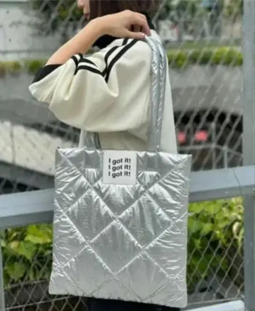 미사용 새상품 LEPSIM 실버 퀼팅 백