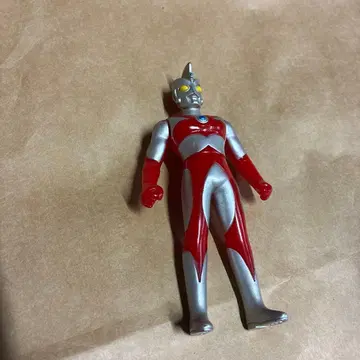 울트라맨 피규어 빨간색과 은색