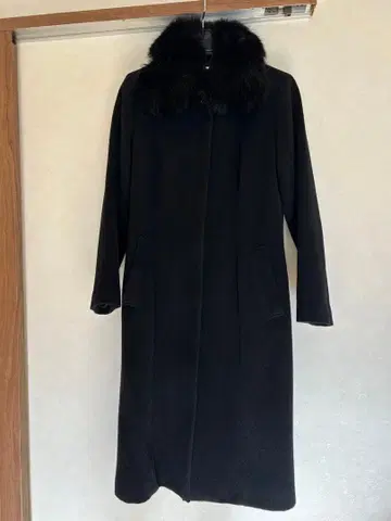 퍼 카라 부착 블랙 롱 코트