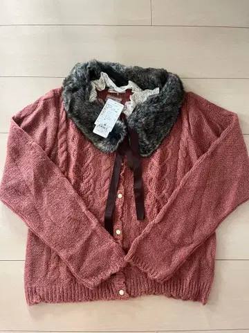 엑시즈팜 퍼 달린 레이스 옷깃 가디건 핑크