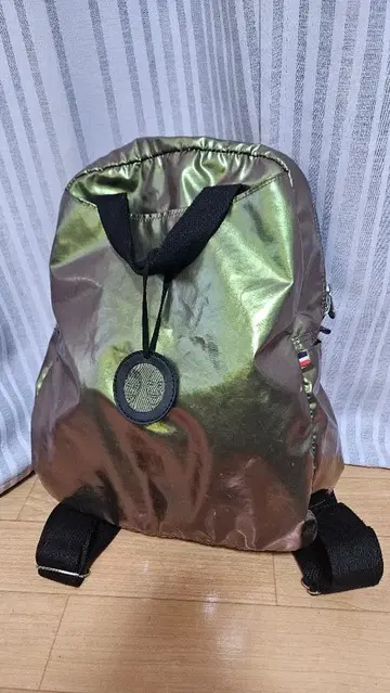 잭 고무 메탈릭 그린 백팩
