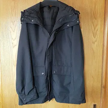 GU 후드 부착 블랙 퀼팅 자켓