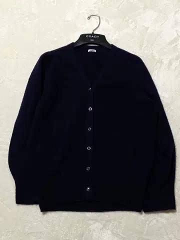 [새상품급] 이에나 네이비 V넥 가디건 전체적으로 보풀 있음 사이즈 미상