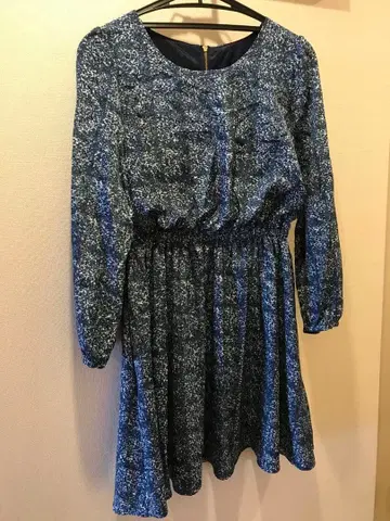 블루 계열 꽃무늬 긴팔 무릎 기장 원피스