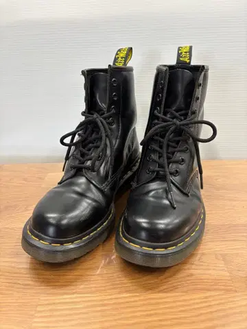 닥터 마틴 블랙 8홀 부츠