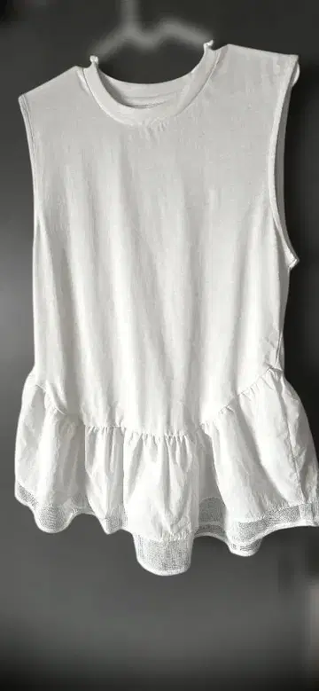 새상품 화이트 프릴 슬리브리스 튜닉