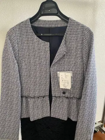 네이비 계열 자켓과 스커트