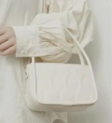화이트 퀼팅 핸드백