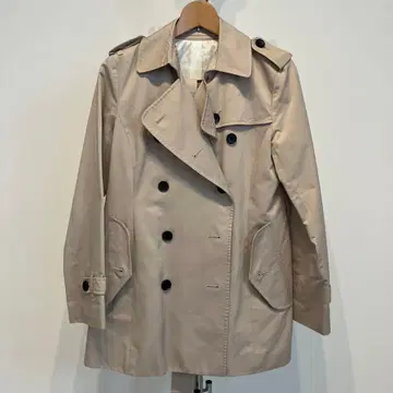 베이지 더블 브레스트 트렌치코트