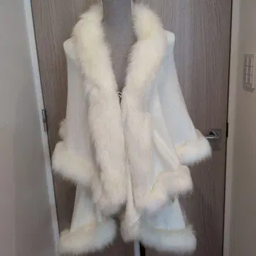 화이트 퍼가 달린 숄