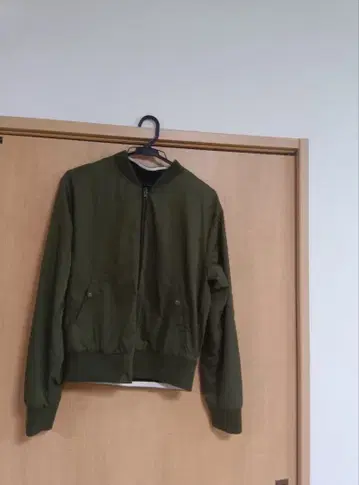올리브 그린 봄버 자켓