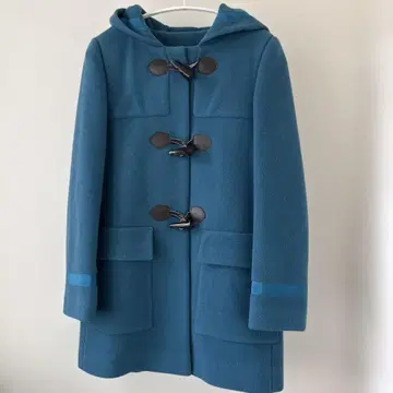 파란색 더플 코트 후드 부착