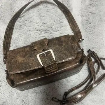 브라운 숄더백 플랩식 버클 포함