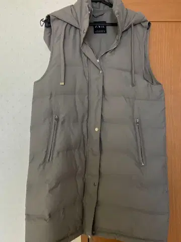 후드 부착 그레이 다운 베스트