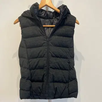 후드 부착 다크 그레이 퀼팅 다운 베스트