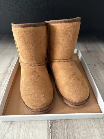 리본 포함 카멜 어그 부츠