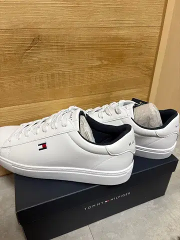 TOMMY HILFIGER 화이트 스니커즈
