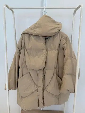 베이지 머플러 포함 오버 사이즈 다운 자켓