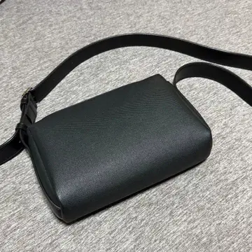 BEAUTY&YOUTH 엠보싱 크로스 숄더백 합성 피혁