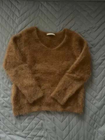 LADY LUCK LUCA 브라운 V넥 스웨터