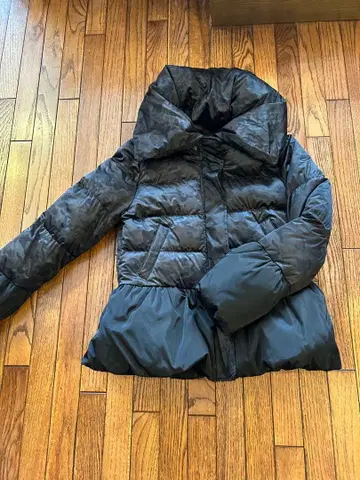 블랙 다운 자켓 프릴 밑단 포함