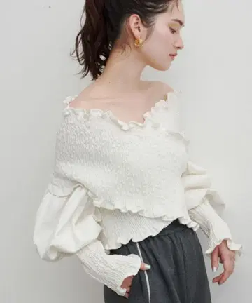 라벨에튀드 데님 셔링 블라우스 화이트