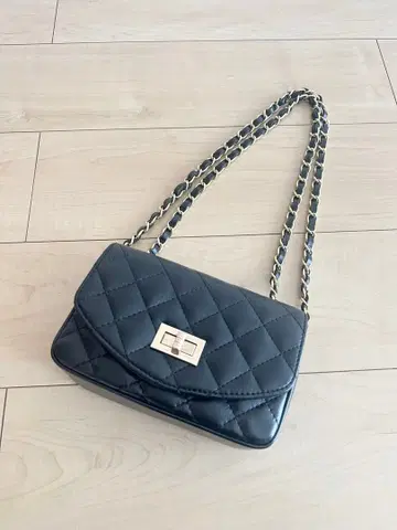 AULENTTI 퀼팅 체인 숄더백