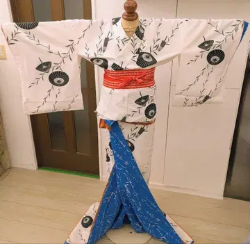 밑단이 긴 이부식 춤 의상 연습용